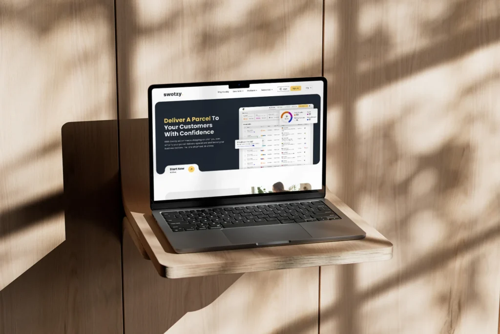 Laptop auf einem Holzregal mit der Startseite von Swotzy und einer Übersicht über Sendungen